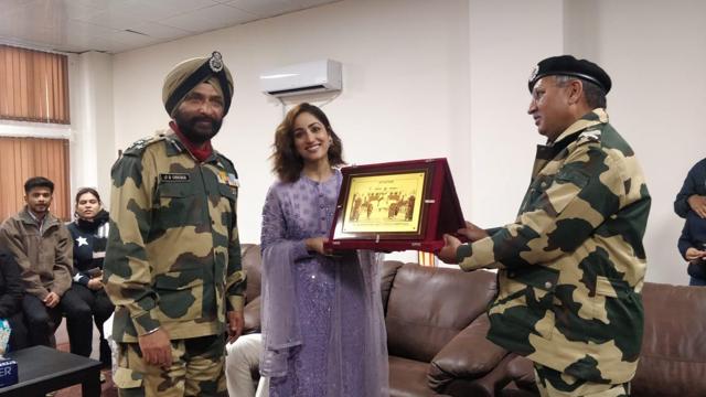 Yami Gautam receives a token of appreciation from BSF in Amritsar. Yami Gautam receives a token of appreciation from BSF in Amritsar.