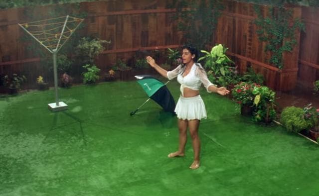 Kajol in a tie-knot top from a song in Dilwale Dulhania Le Jaayenge (YouTube) Kajol in a tie-knot top from a song in Dilwale Dulhania Le Jaayenge (YouTube)