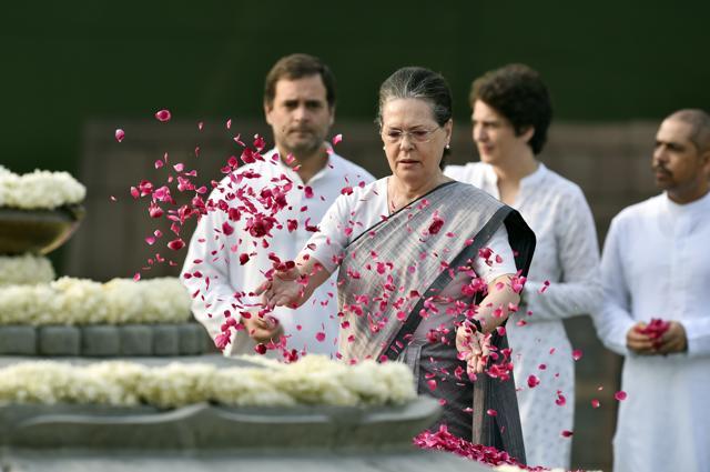 Sonia Gandhi pays floral tributes to late PM Rajiv Gandhi on his 74th birth anniversary on August 20, 2018, as Congress president Rahul Gandhi, his sister Priyanka Gandhi Vadra and Robert Vadra look on. (Ajay Aggarwal/HT PHOTO) Sonia Gandhi pays floral tributes to late PM Rajiv Gandhi on his 74th birth anniversary on August 20, 2018, as Congress president Rahul Gandhi, his sister Priyanka Gandhi Vadra and Robert Vadra look on. (Ajay Aggarwal/HT PHOTO)