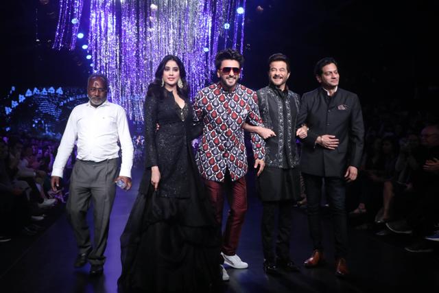 Ranveer Singh joins Anil Kapoor and Janhvi Kapoor on the ramp. (Varinder Chawla) Ranveer Singh joins Anil Kapoor and Janhvi Kapoor on the ramp. (Varinder Chawla)