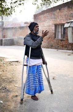 Since January this year, 60-year-old Qismat Ali has been living out in the cold on the footpath, begging to survive when he completed their term recently after being convicted of begging (Biplov Bhuyan/HT Photo ) Since January this year, 60-year-old Qismat Ali has been living out in the cold on the footpath, begging to survive when he completed their term recently after being convicted of begging (Biplov Bhuyan/HT Photo )