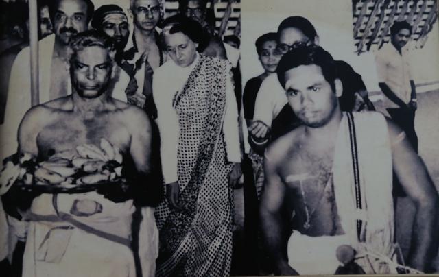 Former Prime Minister Indira Gandhi coming out of the hand temple after offering prayers: (HT Photo) Former Prime Minister Indira Gandhi coming out of the hand temple after offering prayers: (HT Photo)