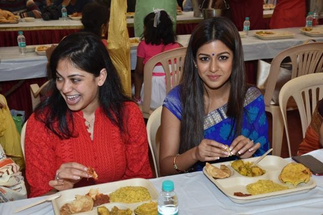 Ishita Dutta has a meal at the puja. (Varinder Chawla) Ishita Dutta has a meal at the puja. (Varinder Chawla)