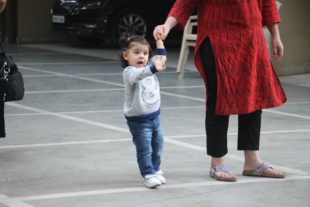 Soha Ali Khan’s daughter Inaaya Naumi Kemmu waves to the paparazzi. (Varinder Chawla) Soha Ali Khan’s daughter Inaaya Naumi Kemmu waves to the paparazzi. (Varinder Chawla)