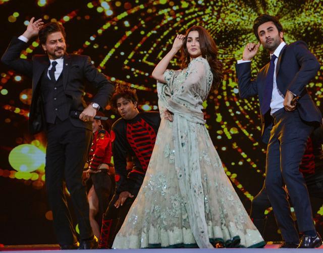 Shah Rukh Khan, Ranbir Kapoor and Alia Bhatt during a performance at Mumbai Police's Umang 2019 in Mumbai on January 27, 2019. (PTI) Shah Rukh Khan, Ranbir Kapoor and Alia Bhatt during a performance at Mumbai Police's Umang 2019 in Mumbai on January 27, 2019. (PTI)