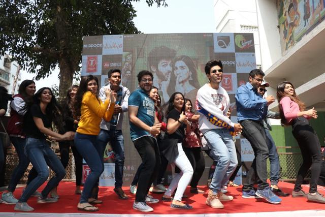 Kartik Aaryan shakes a leg with students at Mithibai College, Mumbai. Kartik Aaryan shakes a leg with students at Mithibai College, Mumbai.
