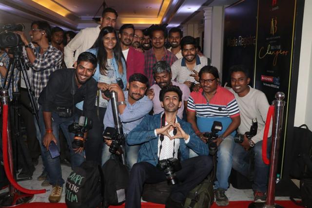 Kartik Aaryan poses with photographers at an awards show. (Varinder Chawla) Kartik Aaryan poses with photographers at an awards show. (Varinder Chawla)