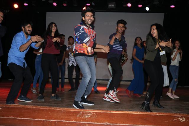Kartik Aaryan dances with students.