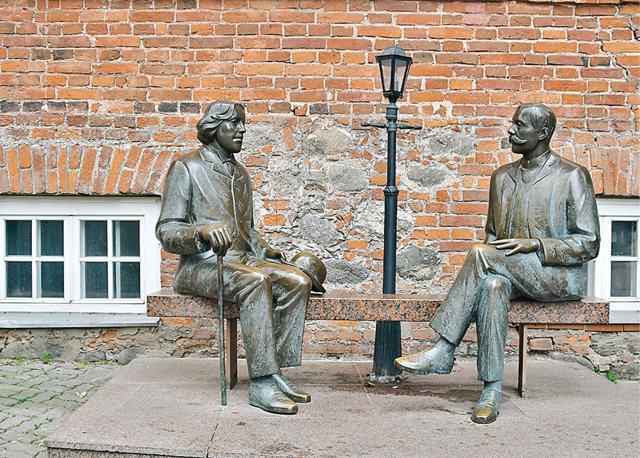 Oscar Wilde and his Estonian counterpart Eduard Vilde never met in real life. But in Tartu, they are found sitting on a bench together (Saubhadra Chatterji)