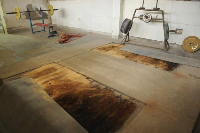 Damaged platforms at Gurugram’s Nehru Stadium pose a risk to weightlifters. (Parveen Kumar / HT Photo ) Damaged platforms at Gurugram’s Nehru Stadium pose a risk to weightlifters. (Parveen Kumar / HT Photo )