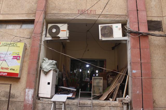 The fire exit of the Vyapar Kendra is blocked by discarded material, shops and kiosks. (Yogendra Kumar/HT Photo ) The fire exit of the Vyapar Kendra is blocked by discarded material, shops and kiosks. (Yogendra Kumar/HT Photo )