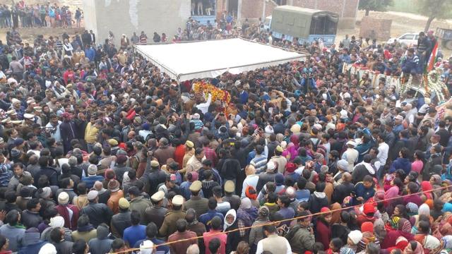 Thousands gather around to pay their last tribute. (HT photo) Thousands gather around to pay their last tribute. (HT photo)