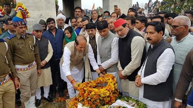 Sugarcane minister Suresh Rana pays homage to martyr Pradeep Kumar at his village Banat in Shamli district. (HT Photo) Sugarcane minister Suresh Rana pays homage to martyr Pradeep Kumar at his village Banat in Shamli district. (HT Photo)