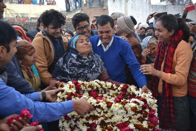 Family members of Kaushal Kumar Rawat break down as soldier’s body comes home. (Raju Tomar/ HT Photo) Family members of Kaushal Kumar Rawat break down as soldier’s body comes home. (Raju Tomar/ HT Photo)