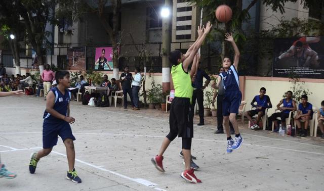 Millenium (Blue) vs ABC (Green) in action on Tuesday. (Ravindra Joshi/HT PHOTO)