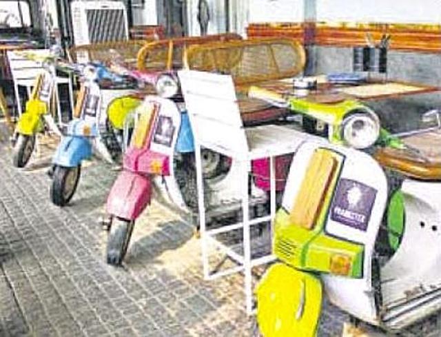 Prankster in Sector 29 is a 10,000-square-foot brewery designed to resemble a college campus and divided into eight distinct divisions — classrooms, library, canteen, parking lot, laboratory, hostel rooms, lovers’ point and an amphitheatre. (Yogendra Kumar/ HT Photo)