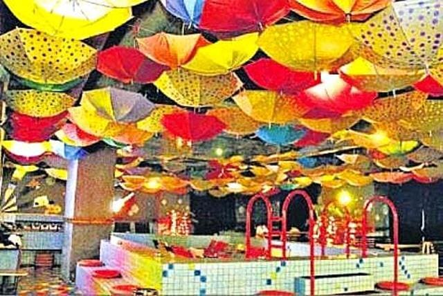 A 16,000-square-foot brewery on Golf Course Road, Carnival, has a carnivalesque vibe. (Yogendra Kumar/ HT Photo)