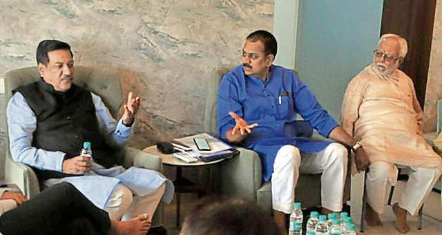 Congress leader Prithviraj Chavan (L) at a party meeting held at Harshvardhan Patil’s (C) home on Prabhat road on Friday. (HT/PHOTO)
