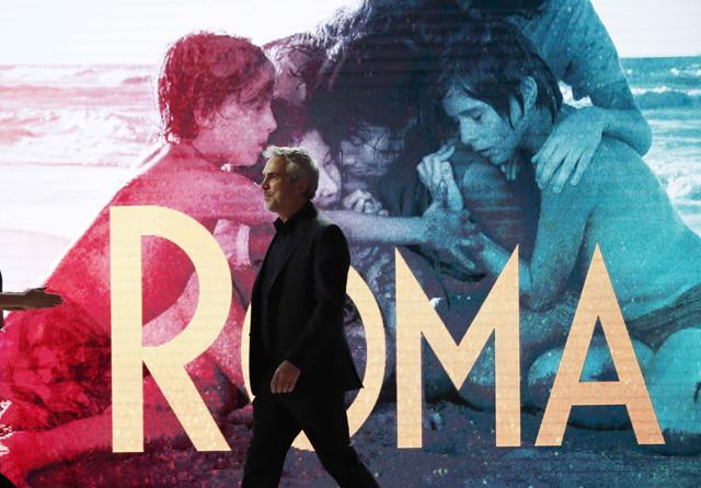 Alfonso Cuaron of Mexico, director of the film Roma, heads to the stage to accept the Best International Film award at the Independent Spirit Awards. (REUTERS) Alfonso Cuaron of Mexico, director of the film Roma, heads to the stage to accept the Best International Film award at the Independent Spirit Awards. (REUTERS)