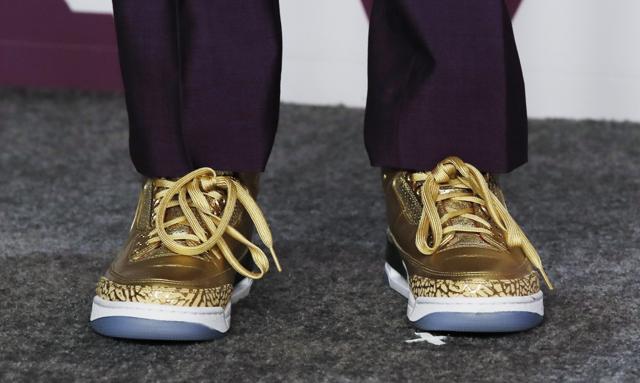 Oscars 2019: Spike Lee stands on his mark in his Air Jordan 3 gold shoes as he poses backstage with his Best Adapted Screenplay award for BlackKklansman. (REUTERS) Oscars 2019: Spike Lee stands on his mark in his Air Jordan 3 gold shoes as he poses backstage with his Best Adapted Screenplay award for BlackKklansman. (REUTERS)