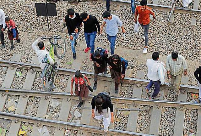 People of all age groups can be seen walking over the tracks on any given day. Another way for crossing over is through the flyover, which can be accessed either through the starting point or a set of stairs in the middle. (Parveen Kumar/HT Photo) People of all age groups can be seen walking over the tracks on any given day. Another way for crossing over is through the flyover, which can be accessed either through the starting point or a set of stairs in the middle. (Parveen Kumar/HT Photo)