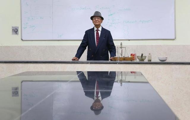 = Distinguished Professor Emeritus Dr P C Dandiya in laboratory at SMS Medical collge, in Jaipur (Himanshu Vyas/ Hindustan times) = Distinguished Professor Emeritus Dr P C Dandiya in laboratory at SMS Medical collge, in Jaipur (Himanshu Vyas/ Hindustan times)