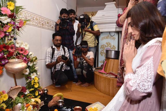 Kriti Sanon prays during Mahashivratri celebrations. (Photo: Varinder Chawla)