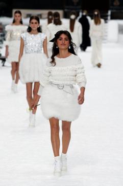 Penelope Cruz presents a creation by late designer Karl Lagerfeld as part of his Fall/Winter 2019-2020 women's ready-to-wear collection show for fashion house Chanel at the Grand Palais during Paris Fashion Week in Paris, France March 5, 2019. REUTERS/Regis Duvignau (REUTERS) Penelope Cruz presents a creation by late designer Karl Lagerfeld as part of his Fall/Winter 2019-2020 women's ready-to-wear collection show for fashion house Chanel at the Grand Palais during Paris Fashion Week in Paris, France March 5, 2019. REUTERS/Regis Duvignau (REUTERS)