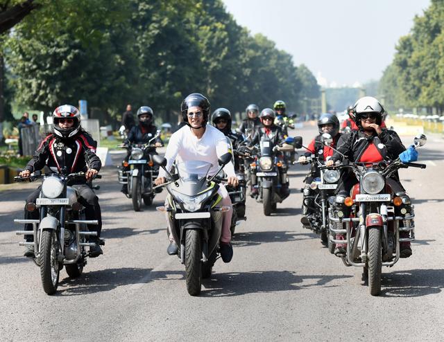 Akshay Kumar rides bike along with women bike riders. (PTI) Akshay Kumar rides bike along with women bike riders. (PTI)