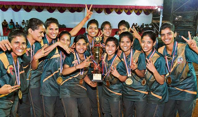 Winners: RF Naik Vidyalaya, Thane, with their trophy after winning the state women’s kho-kho tournament at Sanmitra Sangh, Kothrud on Tuesday. (Pratham Gokhale/HT Photo)
