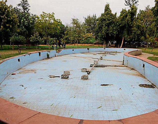 Water fountain of Silver Jubilee Park is not functional. (Parveen Kumar/HT Photo)