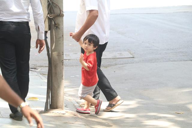 Taimur waves to the media. (Varinder Chawla) Taimur waves to the media. (Varinder Chawla)