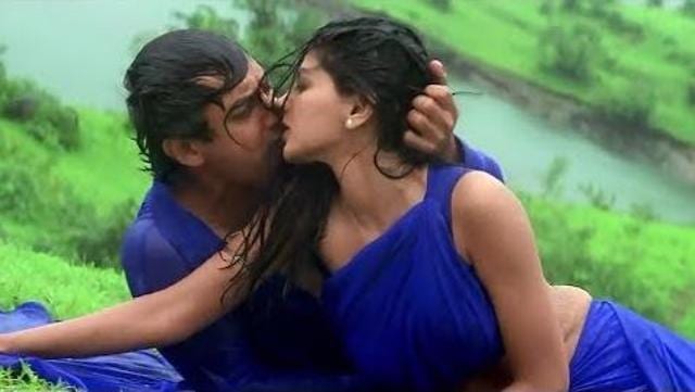 Aamir and Sonali Bendre’s sizzling chemistry would alter his chocolate boy image.