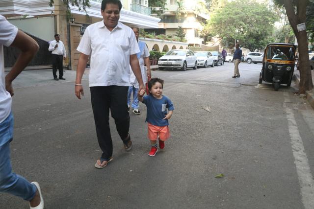 Taimur out for a walk. (Varinder Chawla)