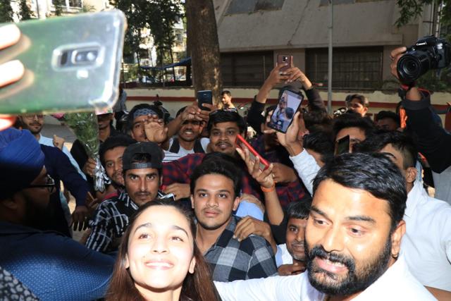 Alia Bhatt clicks selfies with her fans on her birthday. Alia Bhatt clicks selfies with her fans on her birthday.