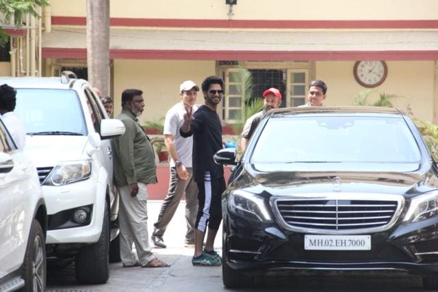 Shahid Kapoor waves at the paparazzi. (Varinder Chawla) Shahid Kapoor waves at the paparazzi. (Varinder Chawla)