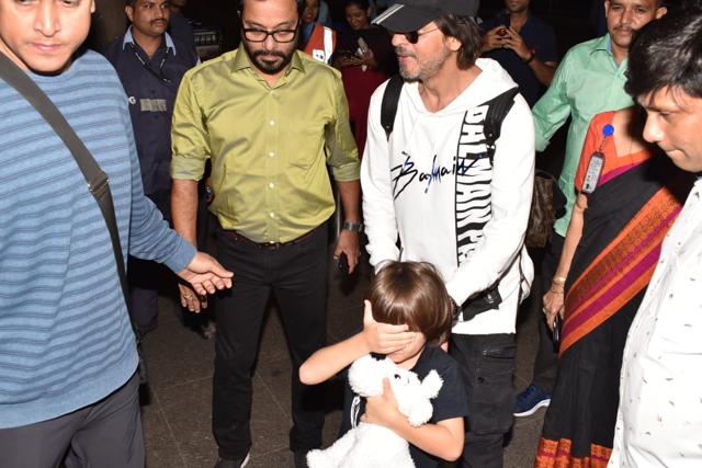 AbRam hides his face to avoid being clicked by the paparazzi. (Varinder Chawla) AbRam hides his face to avoid being clicked by the paparazzi. (Varinder Chawla)