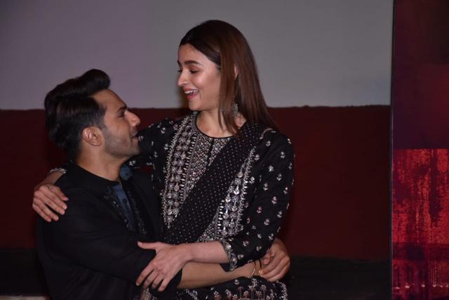 Alia Bhatt Dances To Ghar More Pardesiya At The Launch Of New Kalank Song First Class Watch