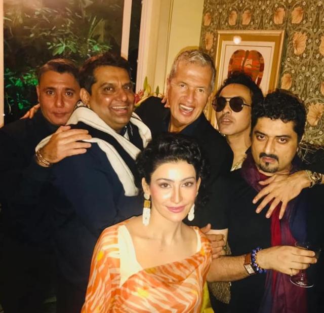(From left) Vivek Sahani, Nikhil Khanna, Mario Testino, Mozez Singh and Hanut Singh with Shalini Passi. (HT Photo) (From left) Vivek Sahani, Nikhil Khanna, Mario Testino, Mozez Singh and Hanut Singh with Shalini Passi. (HT Photo)