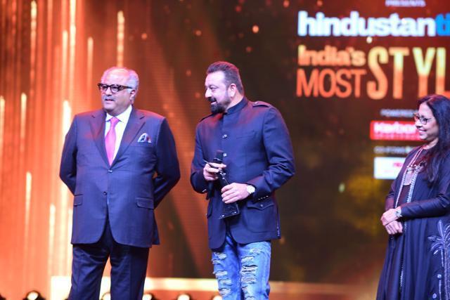 Sanjay Dutt receives an award from Boney Kapoor. (HT Photo)