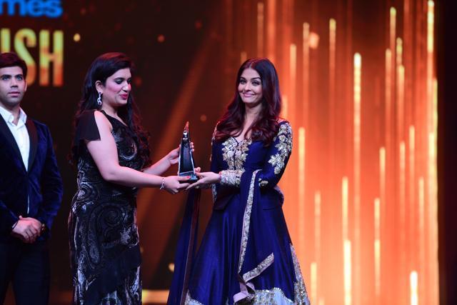 Aishwarya Rai Bachchan receiving an award. (HT Photo)