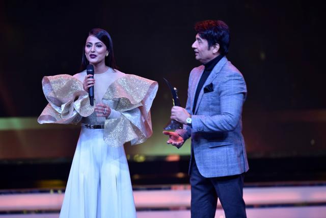 Hina Khan receives an award from Shekhar Suman. (HT Photo)