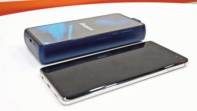 The Energizer Power Max P18K Pop has a whopping 18,000 mAh battery The Energizer Power Max P18K Pop has a whopping 18,000 mAh battery