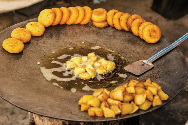 The sight of the tikki sizzling on the giant tawa till it’s crisp enough is an experience in itself (iStock)