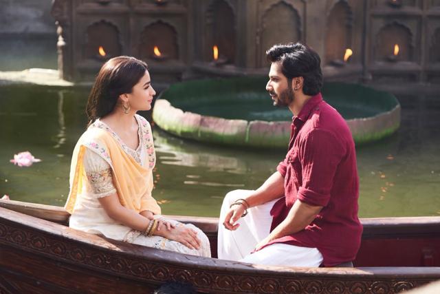 Kalank Alia Bhatt Varun Dhawan Have Eyes Only For Each Other In New Stills Before Title Song S