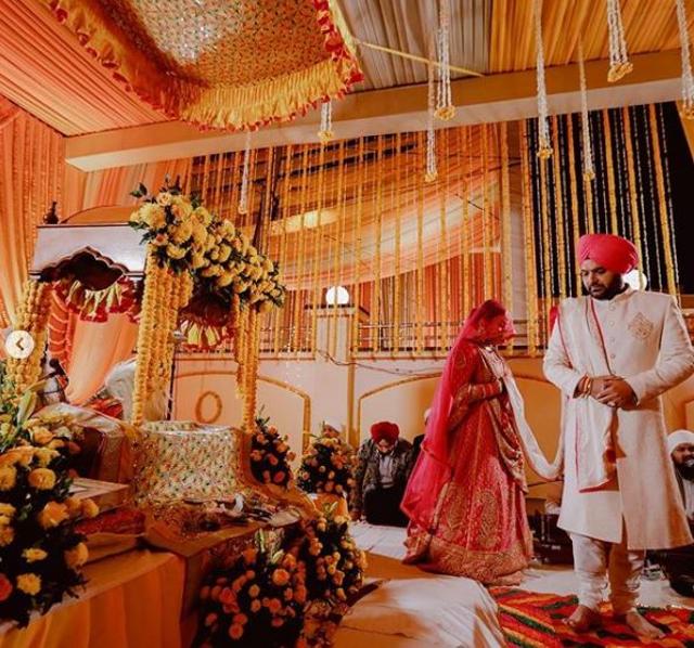 Kapil Sharma and Ginni at their wedding. (Instagram/deepikasdeepclicks)