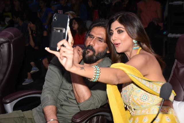 Suniel Shetty with Shilpa Shetty at Super Dancer. (Varinder Chawla) Suniel Shetty with Shilpa Shetty at Super Dancer. (Varinder Chawla)