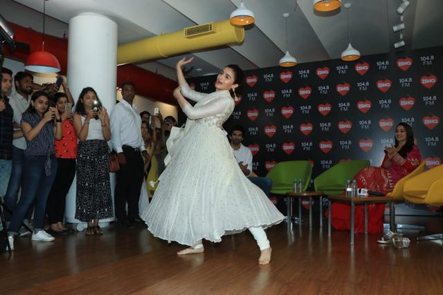 Alia Bhatt performs during Kalank promotions. (Varinder Chawla) Alia Bhatt performs during Kalank promotions. (Varinder Chawla)