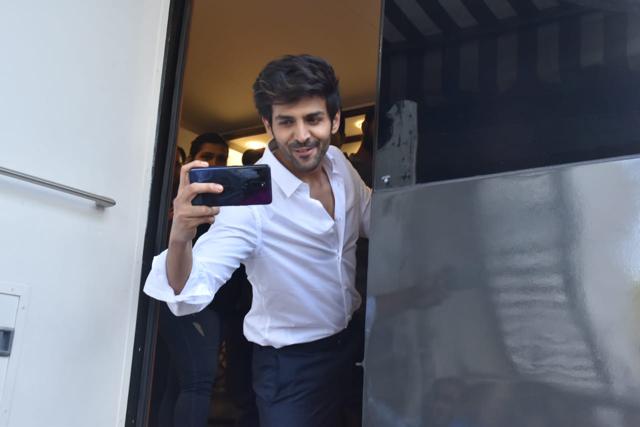 Kartik Aaryan clicks a selfie. (Varinder Chawla) Kartik Aaryan clicks a selfie. (Varinder Chawla)
