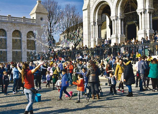 For most time of the day, Montmartre is teeming with visitors (Saubhadra Chatterji) For most time of the day, Montmartre is teeming with visitors (Saubhadra Chatterji)